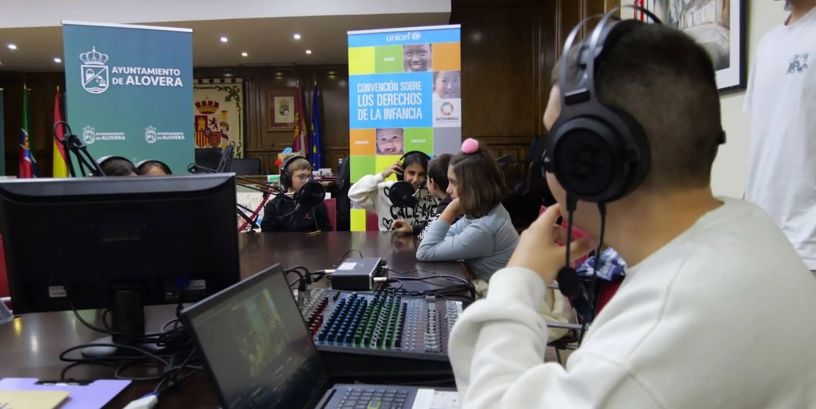 El Consejo de la Infancia de Alovera propone la creación de una radio municipal tras un taller de radio educativa por la Asociación Nexo en el Día de la Infancia.