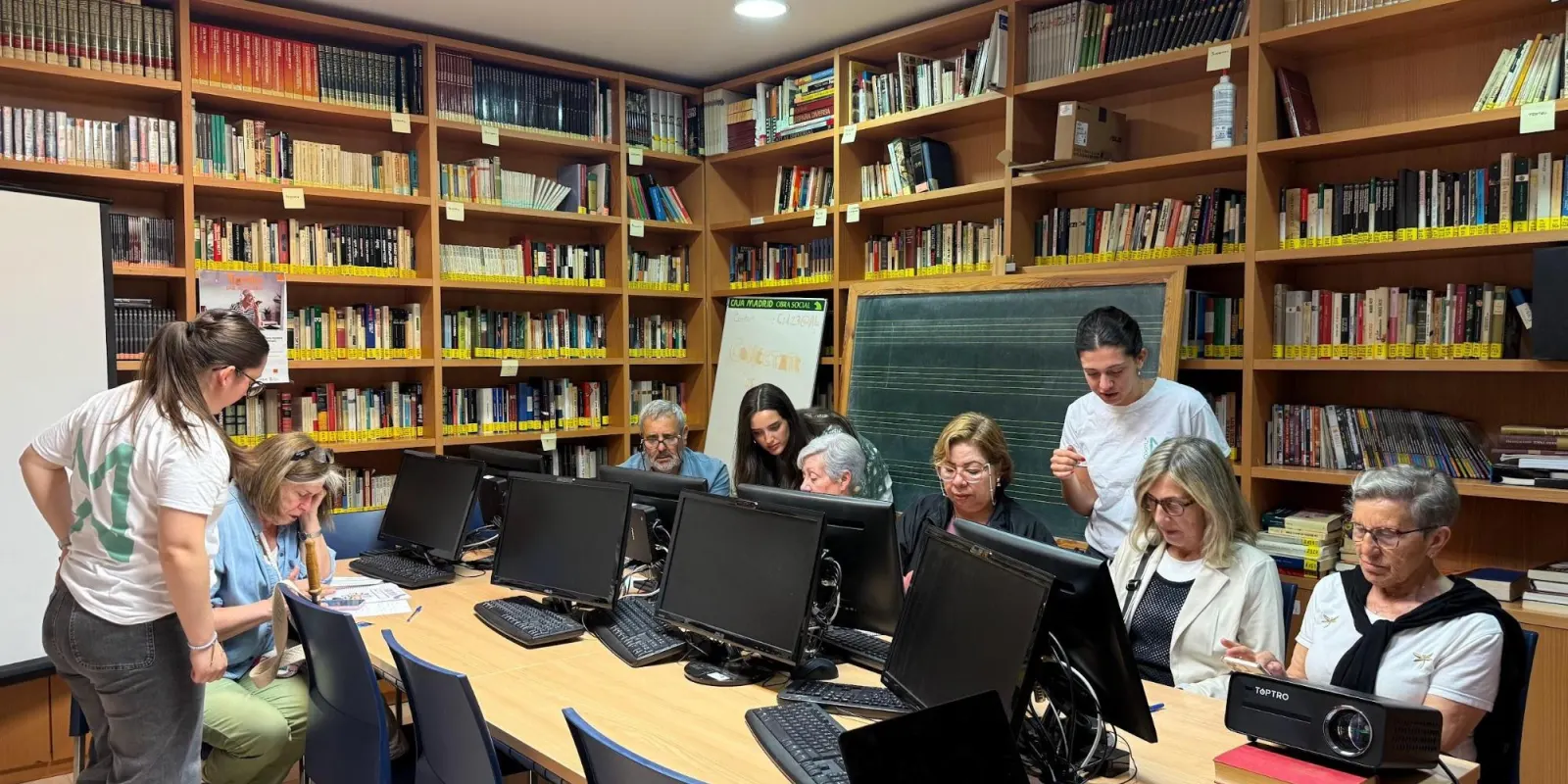 Conéctate finaliza en Alovera reforzando la autonomía digital de las personas mayores